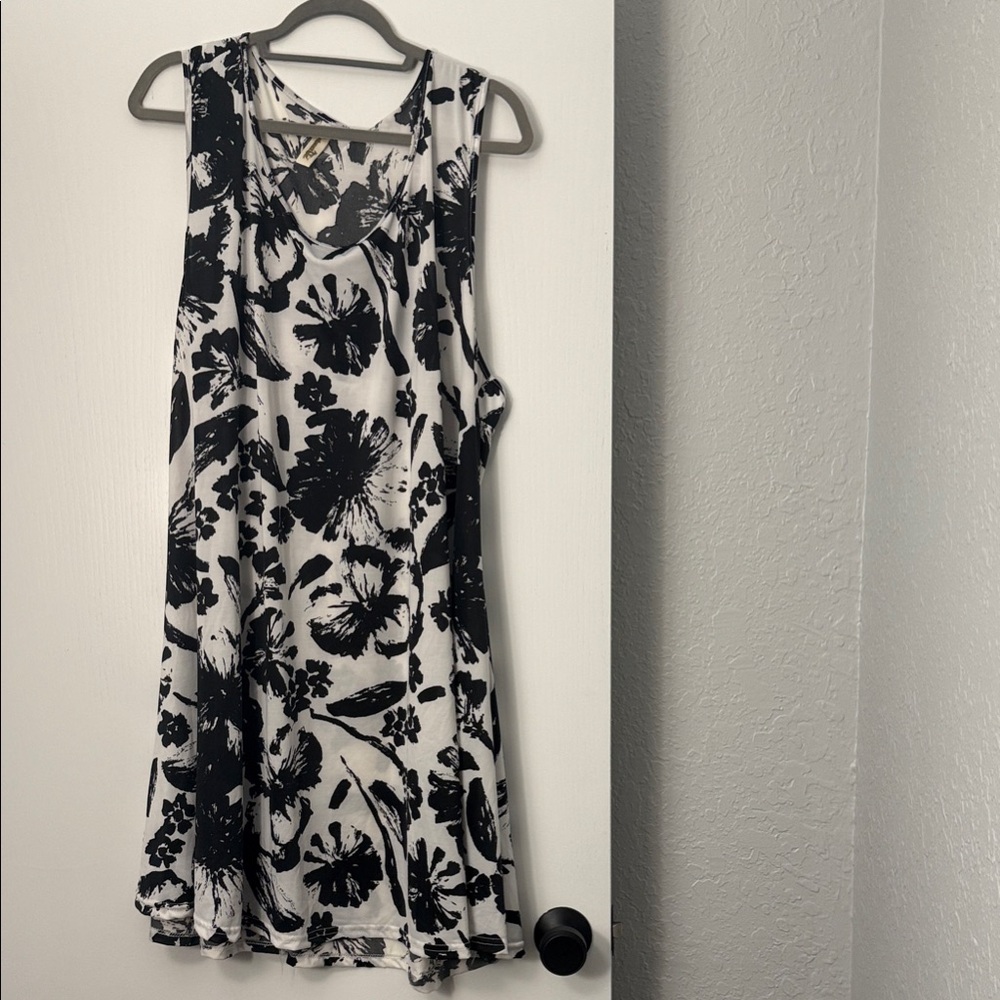 Brand New 2XL Floral Black and White Sleeveless Dress